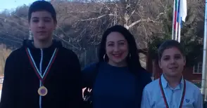 Ученици от Математическата със злато и сребро по информатика