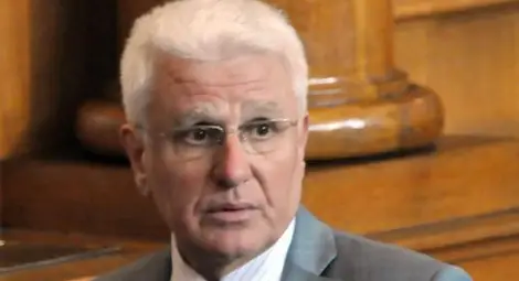 Бисеров бяга от репортерка през кухнята на заведение