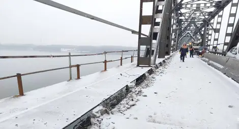 Премахнати са бордюри и стоманени плочи при основния ремонт на Дунав мост при Русе