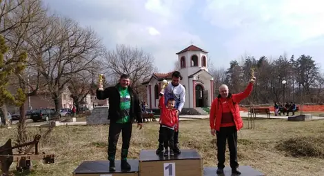 Мениджърът на &bdquo;Компас-Крос&ldquo; д-р Венцислав Цветков получи купата за третото място. Снимка: Утро