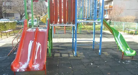 Вандали заляха с боя детска площадка