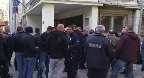 Противопоставят полицаи срещу полицаи на протестите, възможни са сблъсъци