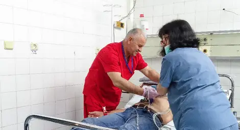 Пламен Симеонов помага на медицинска сестра да направи кардиограма на пациент със сърдечни проблеми в Спешно приемно отделение към Университетска болница „Канев“. Снимки: Авторът Пламен Симеонов помага на медицинска сестра да направи кардиограма на пациент със сърдечни проблеми в Спешно приемно отделение към Университетска болница „Канев“. Снимки: Авторът