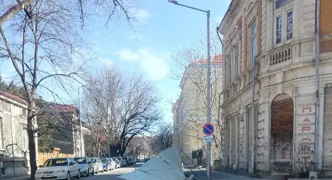 Вятър със скорост 100 км в час събори клони и ламарини от покриви