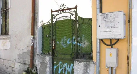 Собственик на къща в центъра крал ток от табло на улицата