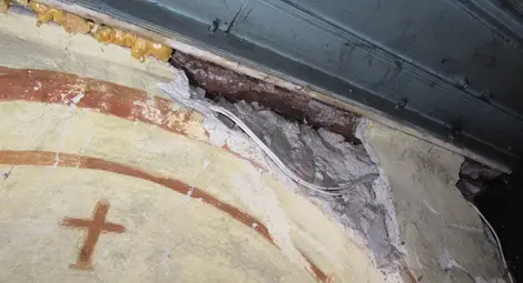 Парчета от тавана на 160-годишна църква едва не раниха вярващи