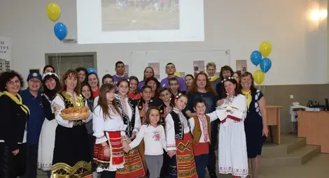 Пъстър празник в народни носии отбеляза финала на &bdquo;Учим с действия, учим с обич&ldquo;