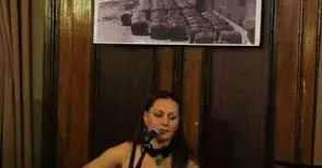 Крис с лекота покорява няколко  октави и омагьосва публиката