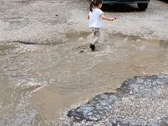 Проблемът е не само с оборудването на площадката. Така изглежда настилката при дъжд, казва Кристина Василева. Проблемът е не само с оборудването на площадката. Така изглежда настилката при дъжд, казва Кристина Василева.