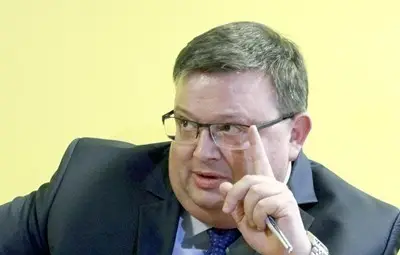 Цацаров поиска от ВСС уволнение на двама прокурори и един следовател