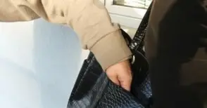 Ловки крадли измъкнаха цялата пенсия на баба в асансьор