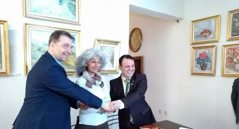Директорите на двата музея си стиснаха ръцете, след като подписаха споразумението в Гюргево.                      Снимка: РИМ