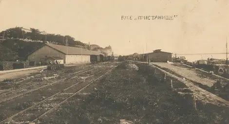 Снимка от коловозите на гара Пристанище - в дъното се вижда малката колона.