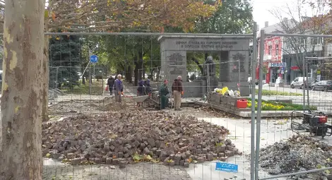 Работници са премахнали плочките и паветата от лявата страна на Братската могила, където вероятно е скрита причината за потъването на паметника.                                               Снимка: Утро