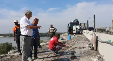 Отстраняват панелите на Дунав мост, минаващи над жп линията по нов начин – без къртене, а с прорязване Отстраняват панелите на Дунав мост, минаващи над жп линията по нов начин – без къртене, а с прорязване