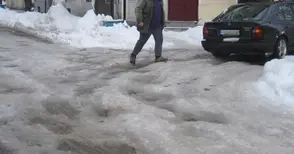 Малките улички остават заледени още седмица