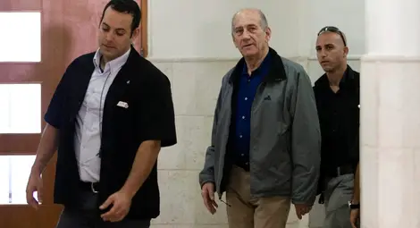 Осъдиха бивш израелски премиер на 8 месеца затвор за корупция