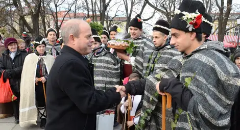 Кметът Стоилов откупи със 100 лева ритуална &bdquo;боговица&ldquo; от коледари