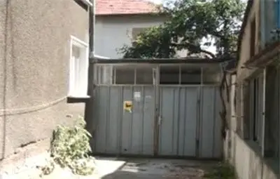 Незаконна морга в гараж на видински квартал ужасява живущите