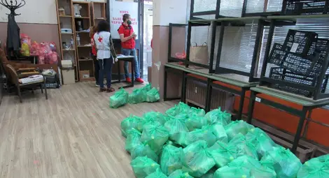 Поредната акция за раздаване на хранителни помощи започна вчeра БЧК. От организацията напомниха, че никога не са искали пари от хората, на които помагат. Снимка: Русе Медиа