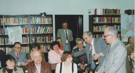 Среща на дружеството с Ирина Калуза, която носи специална торта за новите си приятели.