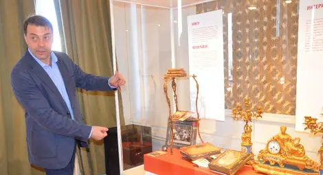 Сребърни табакерки и причудливи вази  и сервизи припомнят лукса на 19 век