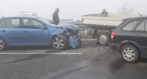 Четирима са в болница след верижната катастрофа на &bdquo;Струма&rdquo;