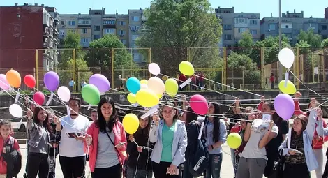 Над 100 ученици от &bdquo;Васил Левски&ldquo; с флашмоб срещу трафика на хора