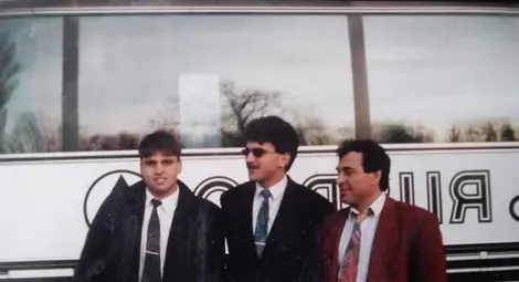 Русенският съдийски екип Петров /вдясно/, Светлозар Малинов /в средата/ и Красимир Николов преди мач. Русенският съдийски екип Петров /вдясно/, Светлозар Малинов /в средата/ и Красимир Николов преди мач.