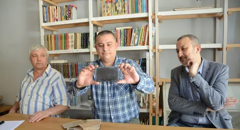 Организаторите на изложбата показаха оригиналните фотоплаки от периода 1920-1950 г.       Снимка: Красимир СТОЯНОВ