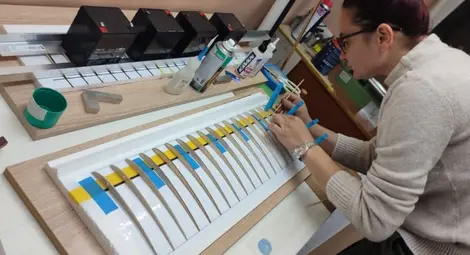 Шампионката на монтажната маса в клуба, около която понякога прекарва часове на крак.