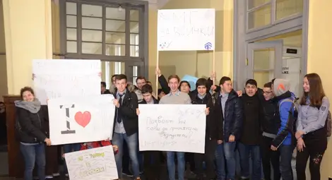 В Математическата протестираха пред  журналисти заради орязания прием