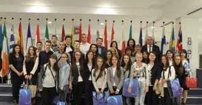 Ученици победители в конкурс гостуваха на Мария Габриел в Европарламента