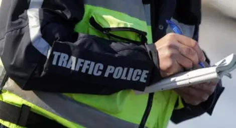 Катаджия пише акт на колегата си в патрулката, защото блъснал кола