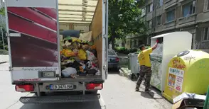 Контейнерите за дрехи и обувки се препълват за ден