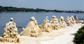 Днес стоварват на кея първите 100 тона пясък за русенския Sand fest