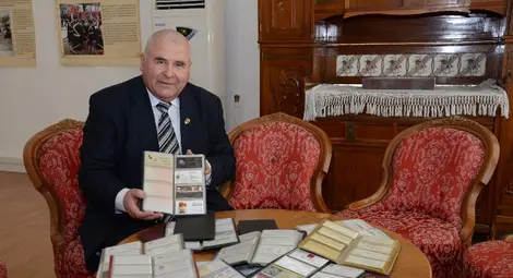 О.з. офицер от авиацията изучава човешката същност по визитни картички