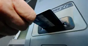 Все по-често внасяме  пари чрез банкомат