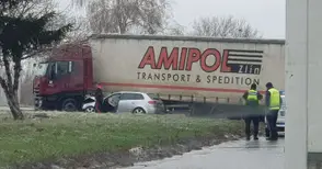 Серия катастрофи и инциденти с пешеходци във вчерашната поледица