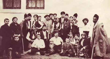 6. Участници в пиесата &ldquo;Хан Татар&rdquo;: учителите &mdash; Георги Коларов (седнал в средата с бялата риза), Цвятко Гърдев (прав в средата с бомбето), Трифон Караилиев (вдясно от него с феса &ndash; директор на Прогимназията), Поликрайще, 1934 г.