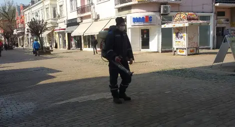 Дезинфекцират площада и &bdquo;Александровска&ldquo;