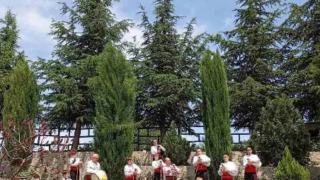 Кандидатът за народен представител от коалиция ГЕРБ-СДС Богдан Донев пътува със симпатизанти до Долината на розите