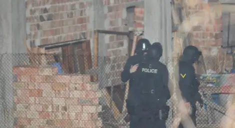 Няколко полицаи пострадали в Горна Баня