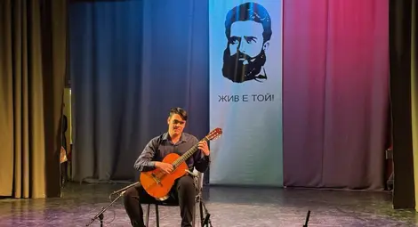 Най-старото училище в Русе отбеляза своя патронен празник Най-старото училище в Русе отбеляза своя патронен празник