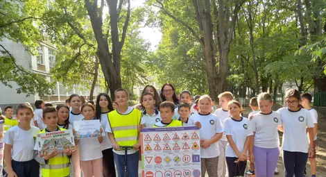 Спазвам правилата за безопасно движение - състезание по безопасност на движението в училище "Възраждане" в Русе Спазвам правилата за безопасно движение - състезание по безопасност на движението в училище "Възраждане" в Русе