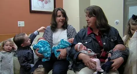 Две близначки се радват на четири двойки близнаци Две близначки се радват на четири двойки близнаци