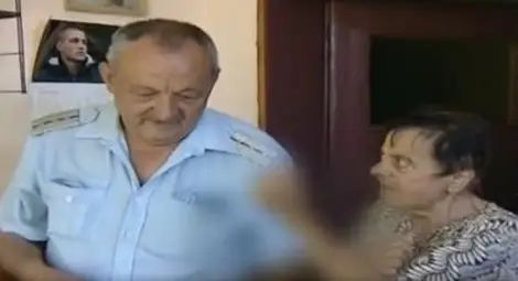 Възрастна &bdquo;хазяйка&rdquo; на изборни туристи размахва пръст на полицай /видео/