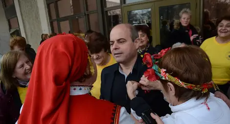 Ветеранки от &bdquo;Дунав&ldquo; закичиха с мартеници кмета Стоилов