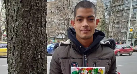 Любител художник подари 20 свои картини на Онкоцентъра