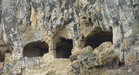 Историк от музея води туристи  в &bdquo;Затрупаната църква&ldquo; в Иваново